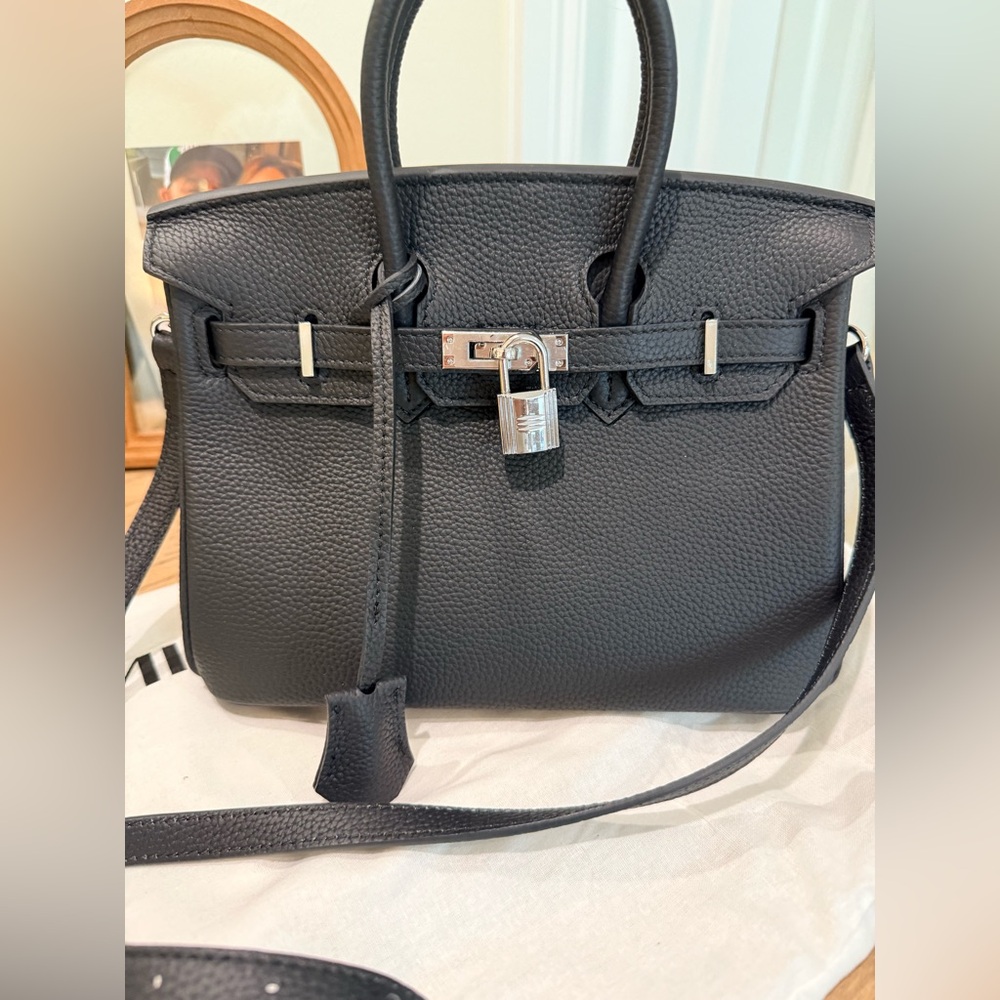 Mille Gabrielle 25 Black Leather Handbag!! Adorable & roomy.